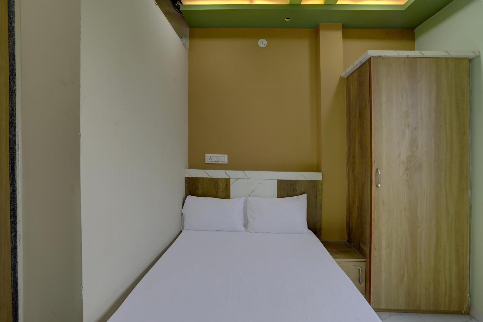 Spot On Hotel Ronak Place Индор Екстериор снимка