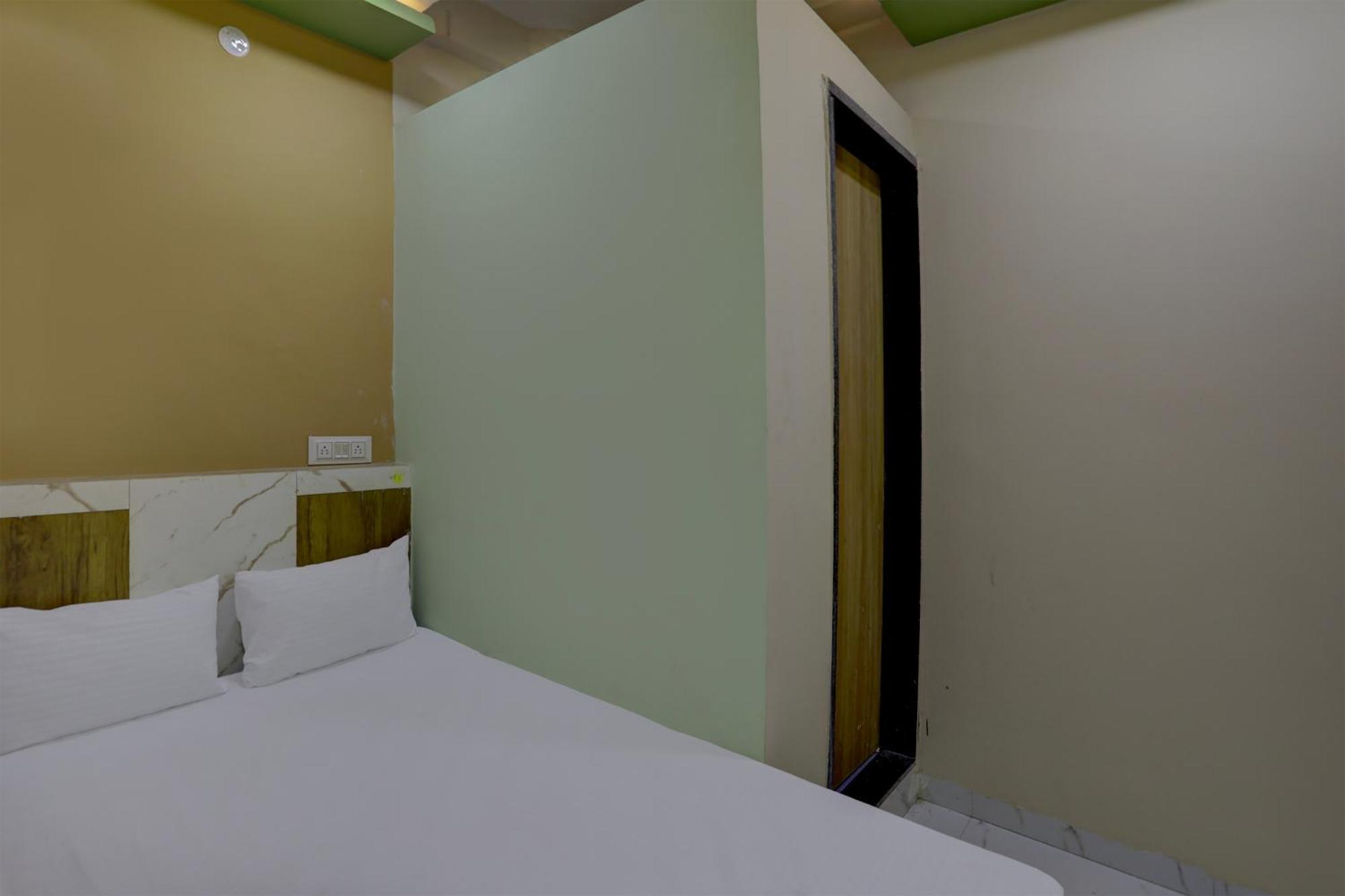 Spot On Hotel Ronak Place Индор Екстериор снимка