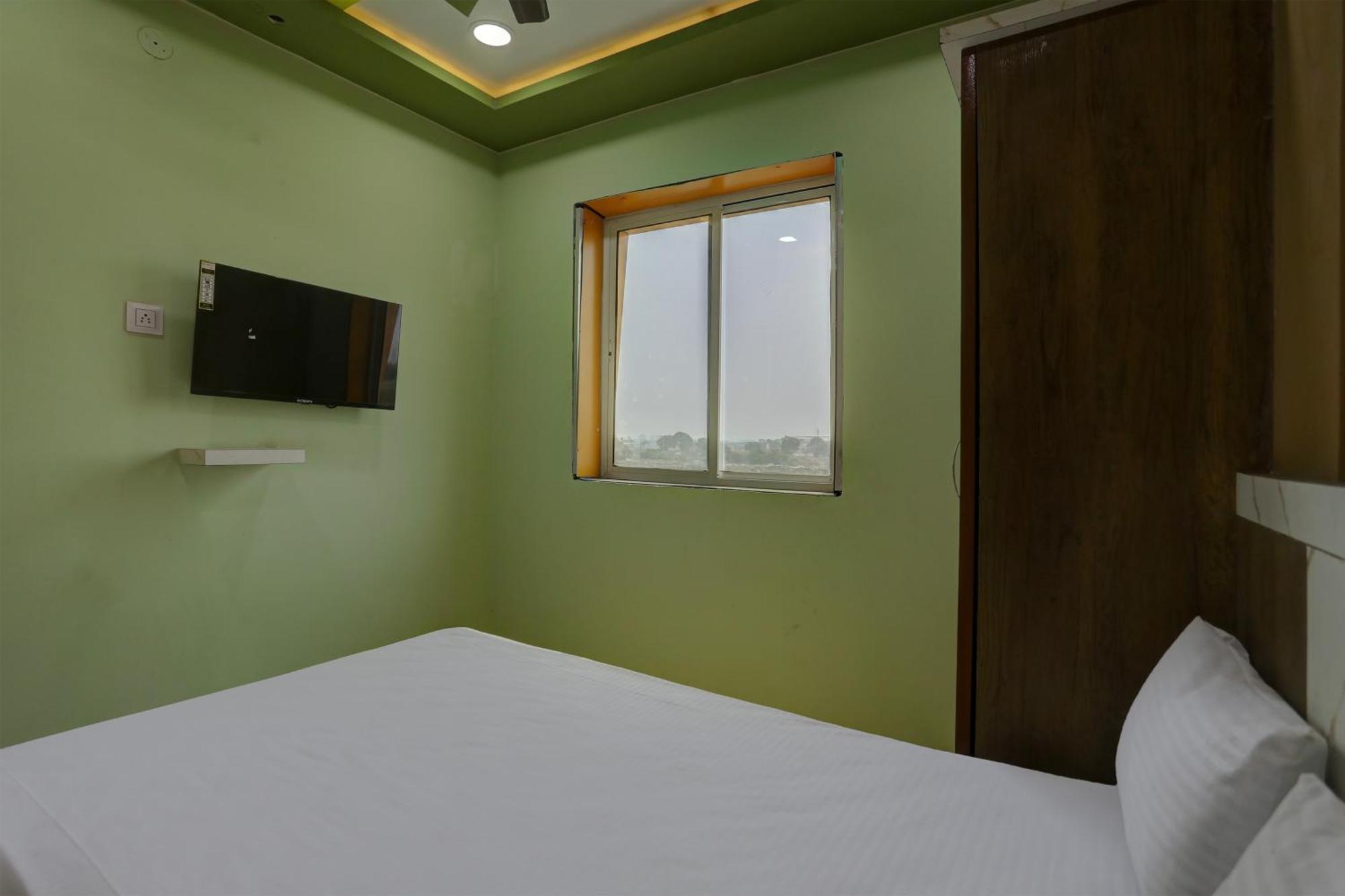 Spot On Hotel Ronak Place Индор Екстериор снимка
